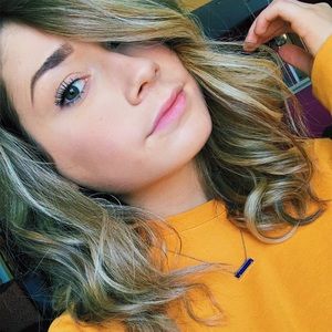 Meet your Posher, Hallie